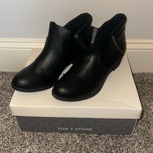 Short, black bootie with double silver zipper